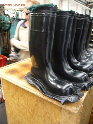 Лентовидная накладка на гурт. Примеры. - 800px-Rubber_boots