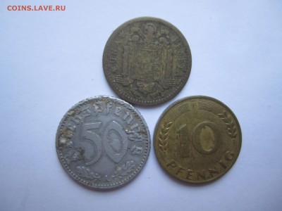 1 песета Испании 1947 года (54 внутри звезды),  10 пфеннигов ФРГ 1949 года (отметка монетного двора: 