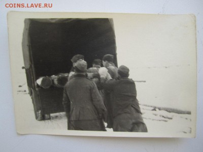 Фото германские военные грузят бревна в грузовик 3 рейх - 11