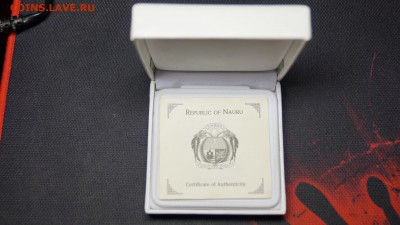 НАУРА 10$ МОНЕТА К НОВОМУ ГОДУ ДЕД МОРОЗ В 3D короп+сертиф - 2 (1).JPG