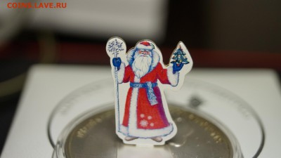 НАУРА 10$ МОНЕТА К НОВОМУ ГОДУ ДЕД МОРОЗ В 3D короп+сертиф - 7.JPG
