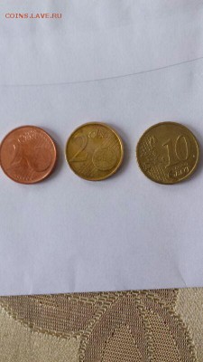 чисто случайно увидел среди монет две монеты номиналом в 2 цента.как бы ничего интересного,но они оказались разного цвета.одна монета красноватого(как вся мелочь достоинством в 1,2,5 центов),другая жёлтого(как монеты 10,20,50 центов).в чём может быть причина? - монеты