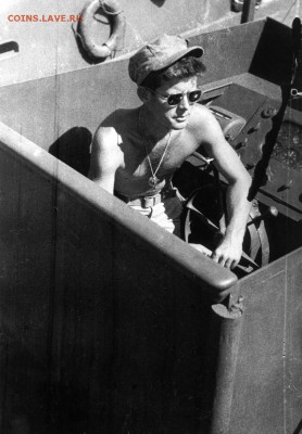 Монеты с Корабликами - Lt._John_F._Kennedy_aboard_the_PT-109