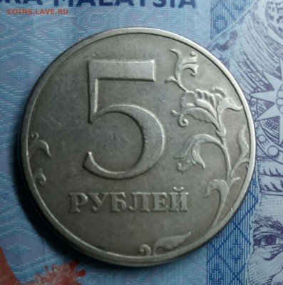 на фото плохо видно но монета по сравнению с 