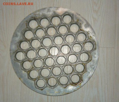 Пельменница СССР 37 ячеек. Алюминиевая, легкая. Клеймо КУВ - 790.JPG