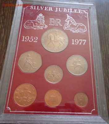 АНГЛИЯ - жест. наб. 1977 г. 25 ЛЕТ НА ПРЕСТОЛЕ 3.02, 22.00 - Англия набор Серебряный юбилей (королева на лошади) коробка пластик кр. фон_1