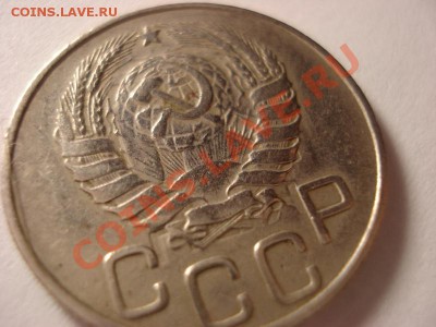 видно проглядывание из-под герба 