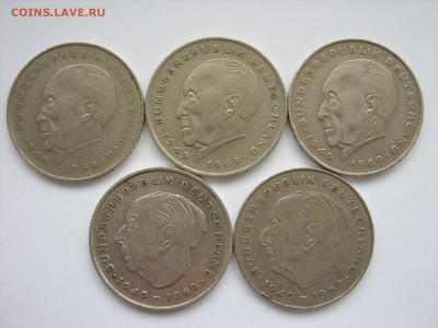 2 марки ФРГ 5 монет Adenauer (3) и Heuss (2). С номинала. - 2 марки ФРГ 5 шт - 2.JPG