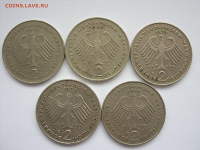 2 марки ФРГ 5 монет Adenauer (3) и Heuss (2). С номинала. - 2 марки ФРГ 5 шт - 1.JPG