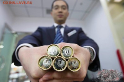 10 юаней - год ОГНЕННОГО ПЕТУХА - 2017 год UNC - Петух роллы