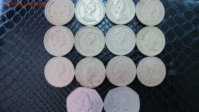 Горстка английских фунтов (12 по 1 ф., 2 по 0.5 ф.) - IMG_5435.JPG