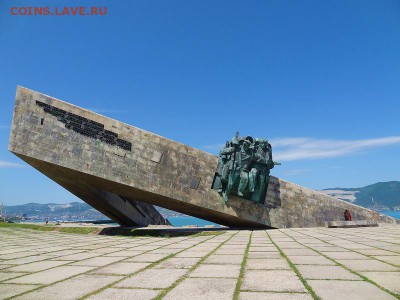 Мемориальный комплекс «Малая земля» посвящен высадке морского десанта в годы Великой Отечественной войны. Монумент мемориала-музея «Малая земля»  похож на нос боевого корабля, на полном ходу вырвавшегося на берег: одна его опора находится на суше, а другая – в море. Наверху размещена десантная рота. Высота памятника около 22 метров. Внутри мемориала «Малая земля» находится музей боевой славы. Здесь расположены 30 барельефов – портреты Героев Советского Союза, которые сражались за Новороссийск. В самой верхней части Музея боевой славы находится скульптура «Сердце». Внутри капсулы-сердца находится список погибших за Новороссийск. - Мемориал «Малая земля»