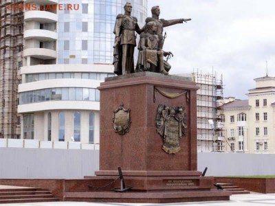 Скульптура напоминает жителям и туристам о 1838 годе, когда морской флот под руководством контр-адмирала Л.М. Серебрякова, вице-адмирала М.П. Лазарева и генерал-лейтенанта Н.Н. Раевского – прибыл на это место для осуществления захвата турецких территорий. Неподготовленные к атаке с моря турки не могли долго сопротивляться и вскоре были повержены. Сразу же после этого было решено построить хорошую крепость, которая не повторила бы участи турецкого укрепления. Российскую крепость строили из обломков и остатков разрушенной турецкой, уже в 1839 году строительство было завершено, военное укрепление, возникшее на этом месте, получило название «Новороссийск». - pamyatnik-osnovatelyam-v-novorossijske