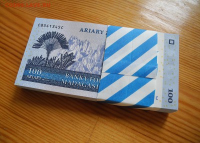 Мадагаскар 100 ариари 2004 год. UNC. пачка, 100 штук. - Мадагаскар 100