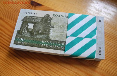 Мадагаскар 200 ариари 2004 год. UNC. пачка, 100 штук. - Мадагаскар 200