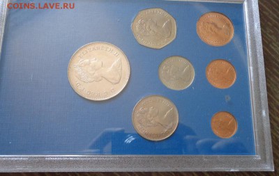 АНГЛИЯ - жесткий набор 80 ЛЕТ КОРОЛЕВЕ-МАТЕРИ 22.08, 22.00 - Англия набор 80 лет королеве-матери коробка пластик_2