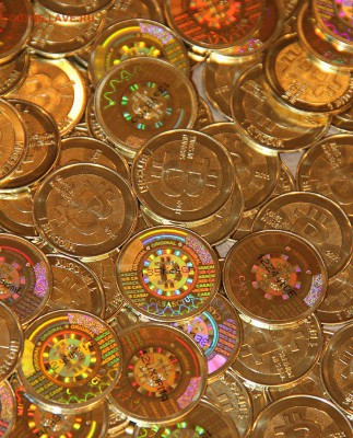 Биткоин. Кто-нибудь уже едет в этом поезде? - 800px-Physical_Bitcoin_by_Mike_Cauldwell_(Casascius)