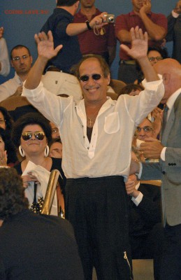 как выжить если не работать? - 800px-Adriano_Celentano_crop