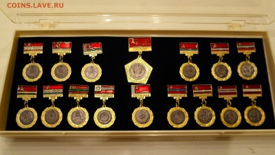 Комплект значков гербы республик СССР в родном футляре - SAM_6497.JPG