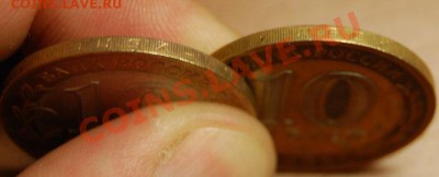 сверху одной монеты надпись 