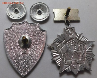 значки пограничников СССР 2 шт. око-е 17.01.18 г. 22.02 м. - DSCF0966.JPG