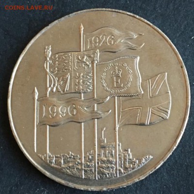 Крона Шайба Великобритания 5 фунтов 1996 флаги - krona_shajba_velikobritanija_5_funtov_1996_70_let_so_dnja_rozhdenija_korolevy_elizavety_ii