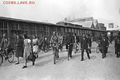 Частные выпуски нотгельдов Германии. Обзорная тема. - Работники у ворот завода  в 1950 году.