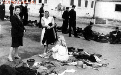 Нотгельды Германии. Обзорная тема. - Литовские беженцы в немецком лагере (Шайнфельд) подбирают себе одежду из благотворительных поступлений, 1948 г.