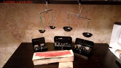 три набора гирек и двое весов. СССР - s2Gx0