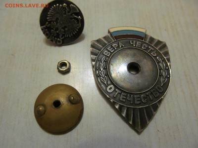 2  нагрудных  знака  90-х - IMG_1300.JPG