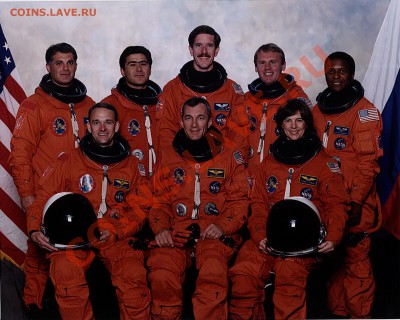 Экипаж STS-89. Слева направо: верхний ряд: Вулф, Шарипов, Рейлли, Томас, Андерсон; нижний ряд: Эдвардс, Уилкатт и Данбар. - sts-89-crew-large