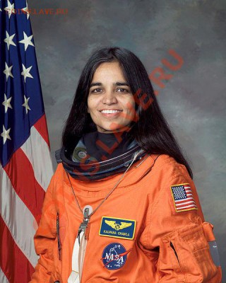 Калпана Чавла (англ. Kalpana Chawla, родилась 1 июля 1961, Пенджаб, Индия. Погибла 1 февраля 2003, в катастрофе шаттла «Колумбия») — астронавт США, первая женщина-астронавт индийского происхождения. - 480px-Kalpana_Chawla,_NASA_photo_portrait_in_orange_suit
