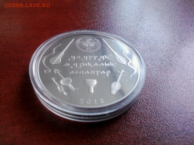 Кыргызстан 5 СОМ 2012. Комуз Национальный инструмент - Царапки на капсуле (2)