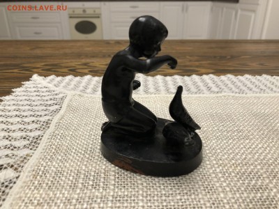 МАЛЬЧИК КОРМЯЩИЙ ГОЛУБЕЙ КАСЛИ 1986 ГОД - 119088463 (2)