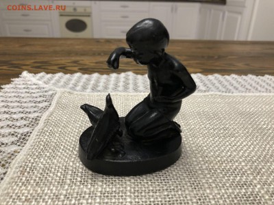 МАЛЬЧИК КОРМЯЩИЙ ГОЛУБЕЙ КАСЛИ 1986 ГОД - 119088463 (1)