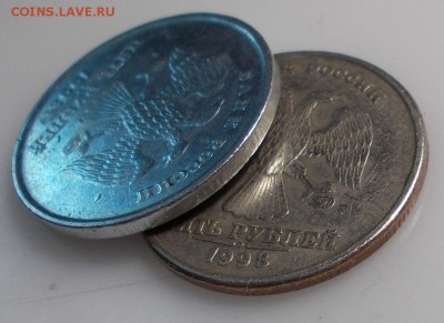 5 руб 1998 ММД - в белом металле - гурт при освещении.JPG