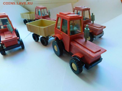четыре механические игрушки - трактора. с ключиками - 26427665