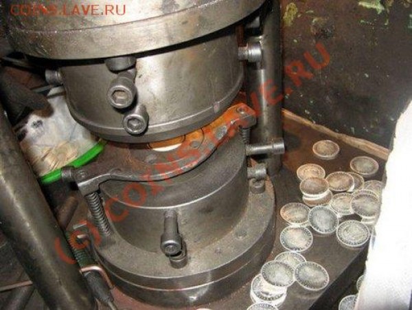 На самом современном, высокотехнологичном оборудовании - 1-chinese_counterfeiters_coin_press