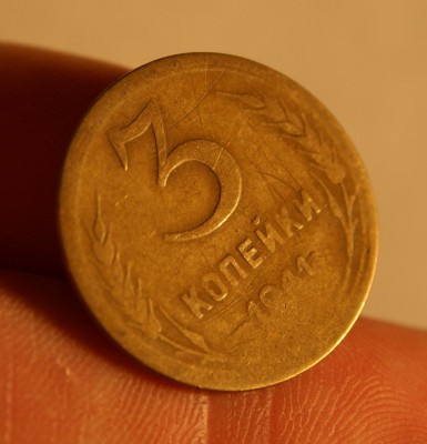 вроде так на глаз не видно... сфоткал, увеличил.. помоему ее просто жизнь потрепала.... - 3коп