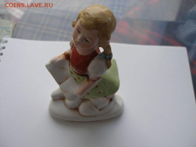 Фигурка фарфоровая девочка с книгой оценка - P8190013.JPG