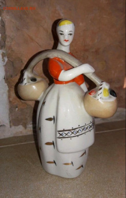 Фарфор. Девушка с коромыслом и девушка на коньках. - 8A2AA587-2545-418E-966D-52D190DB948B