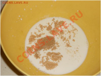 в 100гр теплого молока всыпаем пол столовой ложки сахара и ч.л. дрожжей, перемешиваем, оставляем на 20 мин - Безимени-2