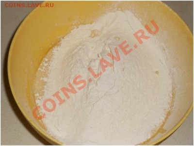 всыпаем 2 стакана обязательно просеянной муки, круговыми движениями от центра замешиваем тесто - Безимени-6