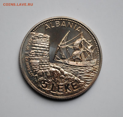Крона Шайба Албания 5 лек 1987 порт Дуррес Корабль Парусник - krona_shajba_albanija_5_lek_1987_60_let_port_durres_korabl_parusnik_flot