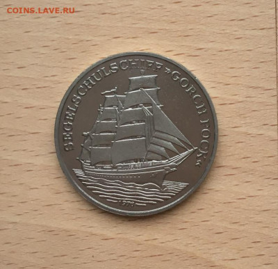 жетон Segelschulschiff Gorch Fock 1976 Крона Шайба памятная - zheton_segelschulschiff_gorch_fock_1976_krona_shajba_pamjatnaja_nastolnaja_medal_korabl_parusnik_flot (2)
