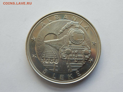 Крона Шайба Албания 5 лек 1988 5 леков Железная дорога - krona_shajba_albanija_5_lek_1988_5_lekov_42_goda_albanskaja_zheleznaja_doroga_poezd_parovoz