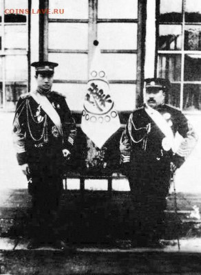 Слева - командующий Инь Чанхэн (尹昌衡). Справа -заместитель командующего генерал Ло Лунь (羅綸). - Yin_Changheng_and_Luo_Lun