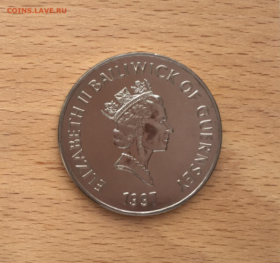 Крона Шайба Гернси 5 фунтов 1997 50 лет свадьбе Королевы - IMG_4694.JPG
