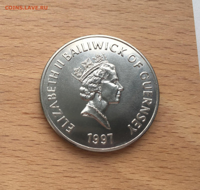 Крона Шайба Гернси 5 фунтов 1997 50 лет свадьбе Королевы - IMG_4697.JPG