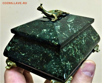 Шкатулка с ящерицей. СССР, Свердловск. Бронза, змеевик. - 96b02